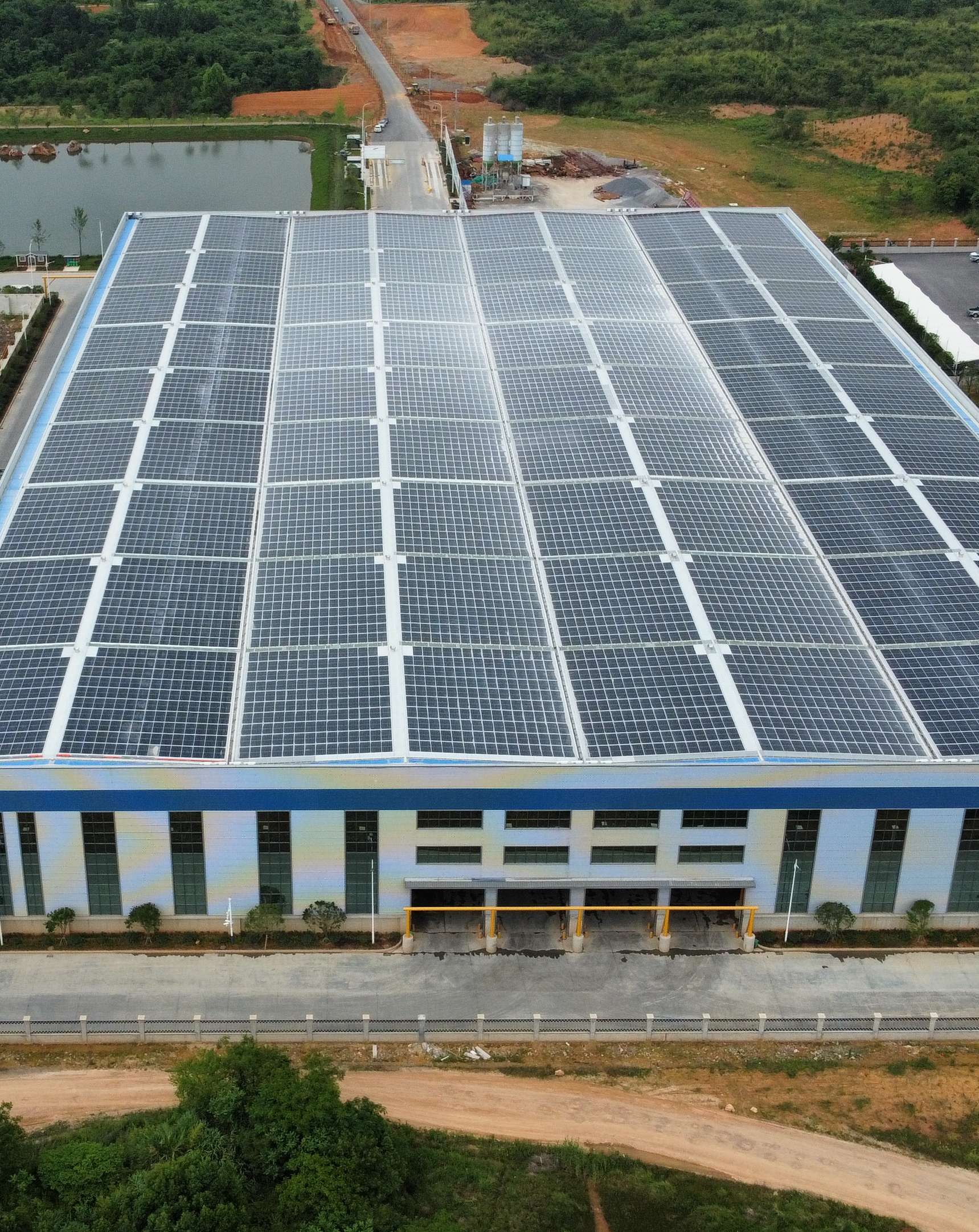 2022年4月，，，，，，，安徽池州汇成物资4MW光伏发电BIPV项目，，，，，，，年发电约400万度，，，，，，，知足约40%用电需求.jpg